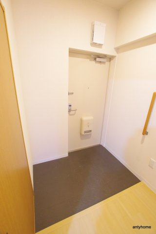 大阪市淀川区東三国２丁目の賃貸マンションの玄関