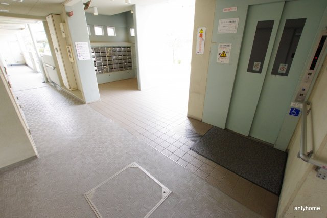 大阪市淀川区東三国２丁目の賃貸マンションのロビー