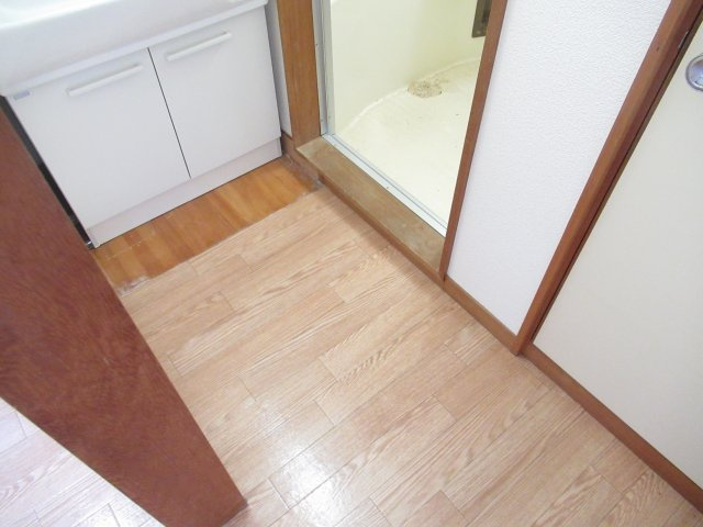 ムツミハイツＢの洗面所|ゆったりとスペースのある洗面所