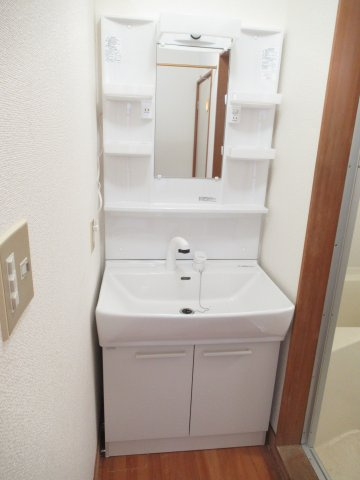 ムツミハイツＢの独立洗面台|朝の支度にも助かる、独立の洗髪洗面化粧台