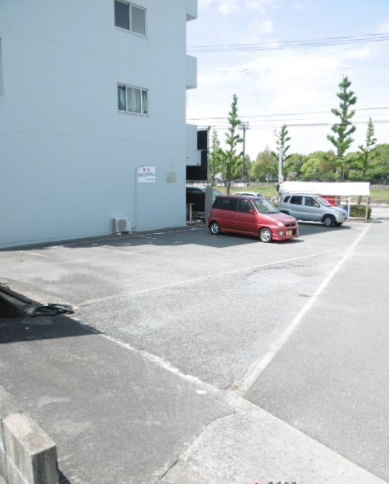 ニュー端山ビルの駐車場
