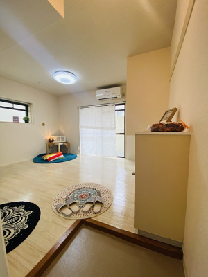 【展望】 | ハイランドハウス | 玄関から室内への景観です！玄関を入ると洋室6帖のお部屋があります♪