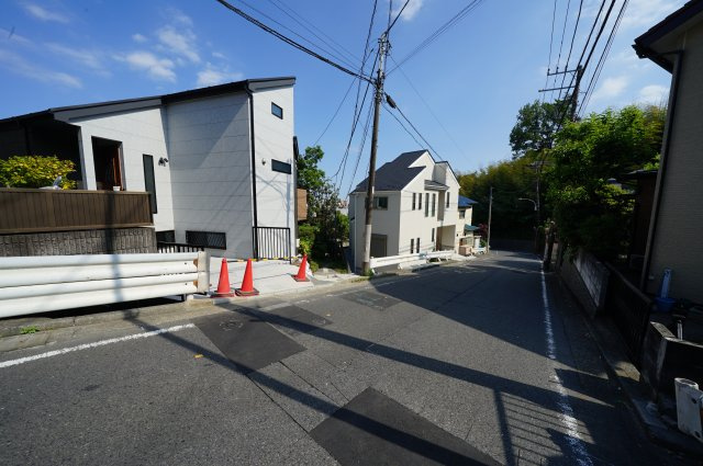 保土ヶ谷区宮田町２丁目　新築戸建【成約】の前面道路含む現地写真|自然豊かな閑静な住宅地で新しい生活を始めてはいかがですか。