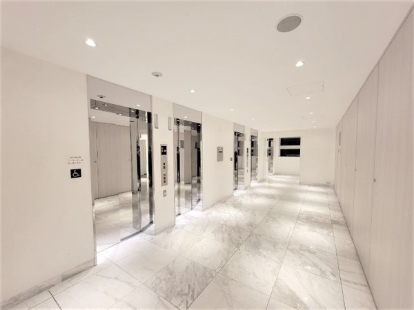 【その他共用部分】 | 【エレベーターホール】白を基調とした内装に、鏡面仕上げのエレベータードアがおしゃれです☆