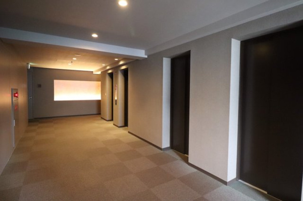 【その他共用部分】 | 【居住フロア　エレベーターホール】ホテルのような内装です。ダウンライトや間接照明で落ち着いた雰囲気！