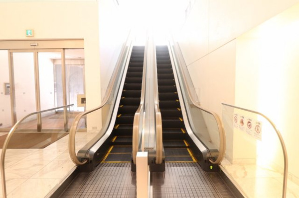 【エントランス】 | 【メインエントランスホール】エントランスロビーへと続くエスカレーターです。清潔感あるエントランス！