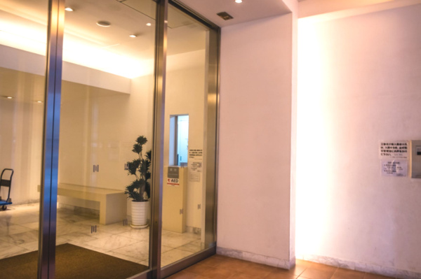 【エントランス】 | 【サブエントランスホール】静穏の情緒ある空間。ベンチがあり、エレベーターパーキングの待ち時間にも◎