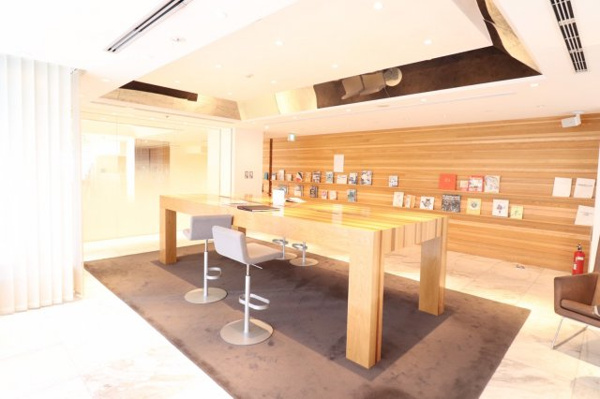 【その他共用部分】 | 【ライブラリ】本を広げられる大型のテーブルに、ゆったりと過ごせるソファもございます。