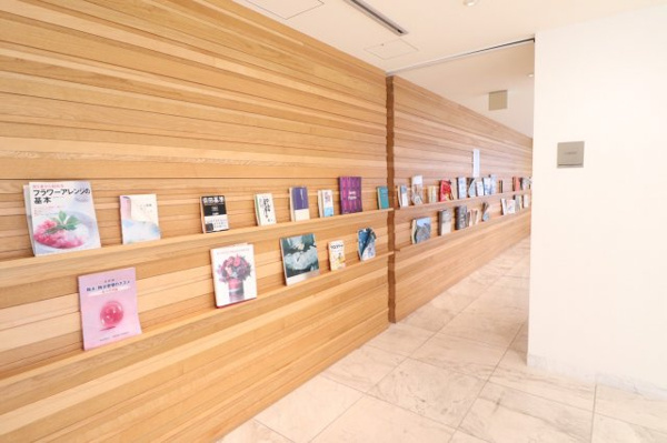 【その他共用部分】 | 【ライブラリ】様々なジャンルの本が取り揃えられています。橋爪紳也教授によるブックセレクトです。