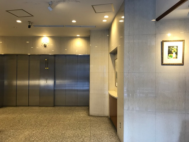 堤ビルディングのエントランス