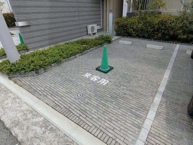 ディアエスタミオ垂水五色山のエントランス|来客用駐車スペースもあります