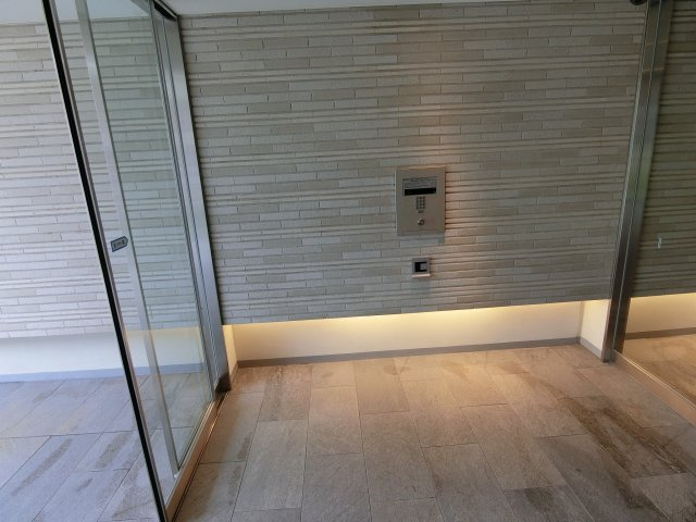 ディアエスタミオ垂水五色山のエントランス|オートロック　自動ドアです