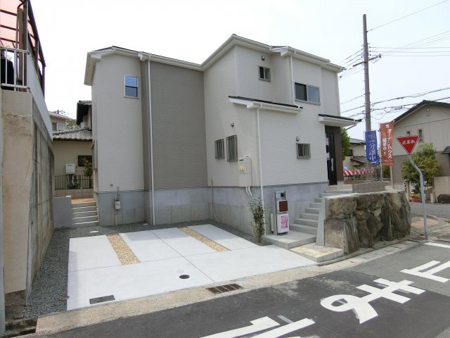 神戸市第8垂水区つつじが丘　新築戸建の前面道路含む現地写真|車庫スペースもたっぷり