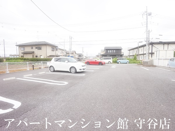 ノーヴァトワーレHの駐車場