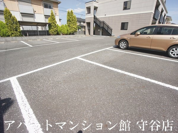 フレンドハウスの駐車場