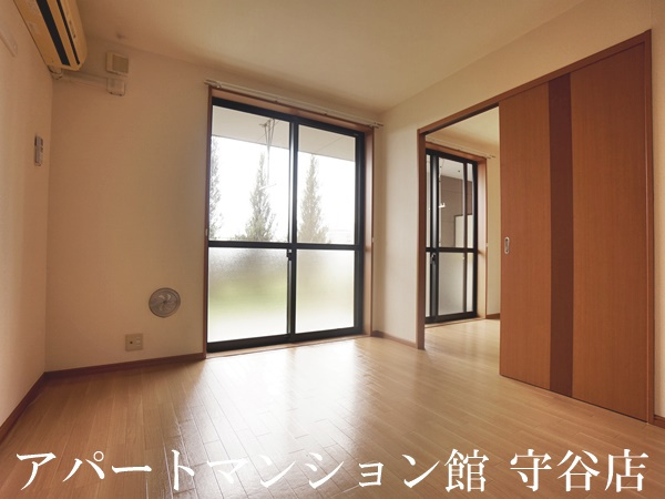 フレンドハウスの居間・リビング