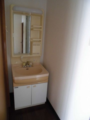 【独立洗面台】 | 湘南ハイツ | 独立洗面台があるので、身だしなみの確認が楽にできます。