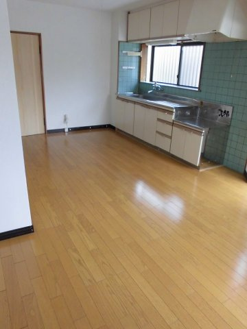 【居間・リビング】 | 湘南ハイツ | 広さは12.3帖です。