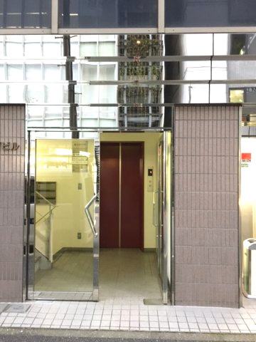 中央区日本橋本石町４丁目の事務所のエントランス