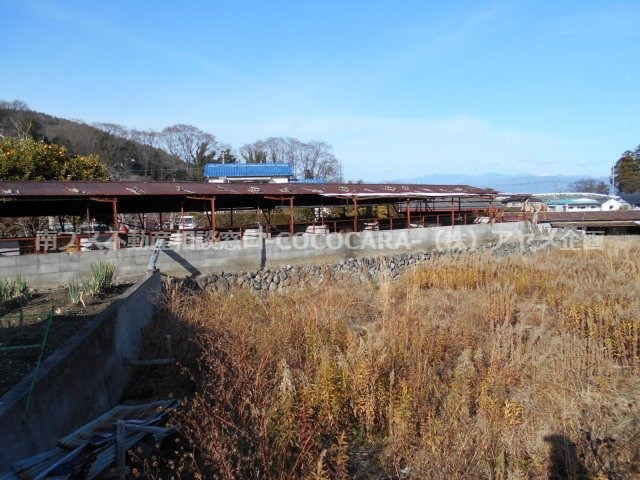 富士川町　売地の外観|北側に牛舎があります。