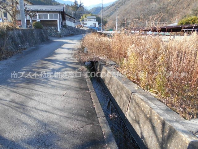 富士川町　売地の周辺|南側前面道路状況
交通量少な目です。畑に囲まれている閑静な場所です♬