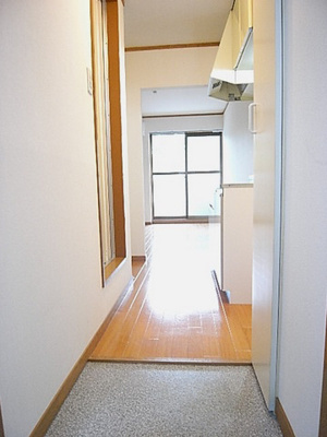【展望】 | ソレイユ麻生 | 玄関から室内への景観です！キッチンの奥に洋室6帖のお部屋があります♪