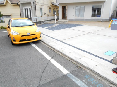 【駐車場】 | さいたま市　岩槻区　南下新井　全2棟　61　坪　らすと1棟 | 車をお持ちの方に嬉しい駐車場付きの物件です。駐車場並列3台可能。2480から2380万円に価格変更です。61坪。広い土地シリーズ。