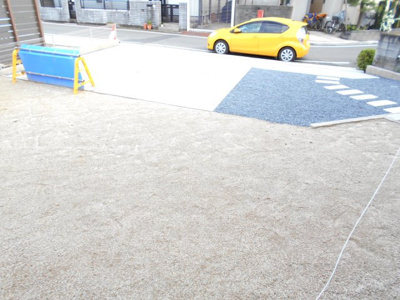 【駐車場】 | さいたま市　岩槻区　南下新井　全2棟　61　坪　らすと1棟 | 駐車場に車を止められます。駐車場並列3台可能。2480から2380万円に価格変更です。61坪。広い土地シリーズ。
