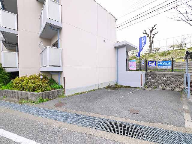 ラーフ矢田の駐車場|駐車場があるので、車を買う予定の方も安心です