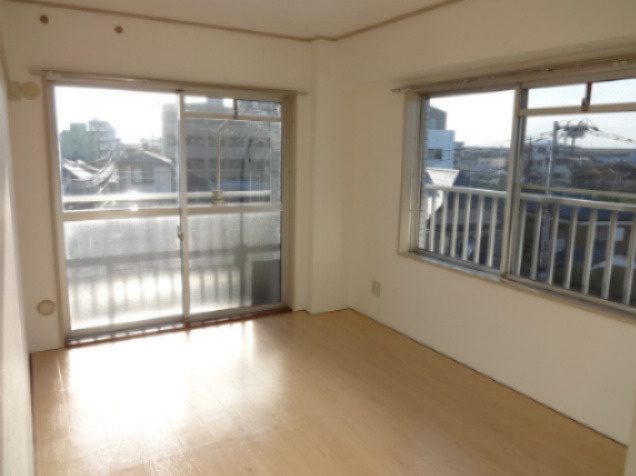 セゾン皿沼の洋室|南側居室。
同タイプの間取りの写真を使用してます。実際は和室です。