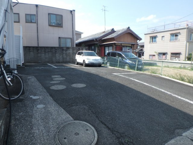 養成舎ハイツの駐車場