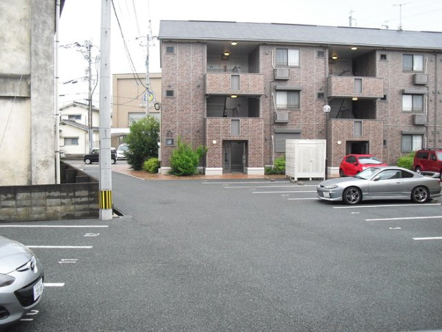 レジデンスTamaya　A棟の駐車場|車をお持ちの方に嬉しい駐車場付きの物件です