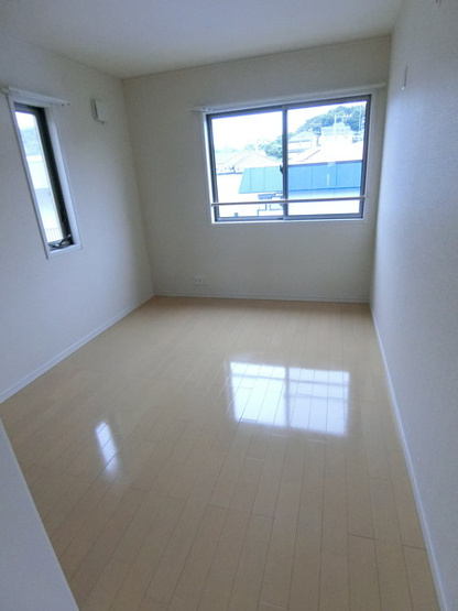 【洋室】 | アンソレイユ鶴川4 | 2階・南向き洋室6.5帖☆二面採光のお部屋です！子供部屋や書斎など多用途に使えそうですね♪
