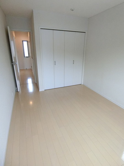 【子供部屋】 | アンソレイユ鶴川4 | 2階・南向き洋室6.5帖☆クローゼットがあります！お洋服の多い方もお部屋が片付いて快適に過ごせますね♪