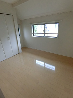 【洋室】 | アンソレイユ鶴川4 | 2階・洋室5.7帖☆三面採光のお部屋です！こちらのお部屋にもクローゼットを完備☆大切なお洋服もしわにならないようにハンガーがけができます☆