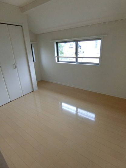 【洋室】 | アンソレイユ鶴川4 | 2階・洋室5.7帖☆三面採光のお部屋です！こちらのお部屋にもクローゼットを完備☆大切なお洋服もしわにならないようにハンガーがけができます☆
