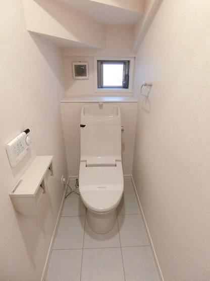 【トイレ】 | アンソレイユ鶴川4 | トイレは温水洗浄便座付き♪人気のバストイレ別です♪窓のあるトイレで換気もOK☆1階・2階両方にトイレがあるのがうれしいですよね！