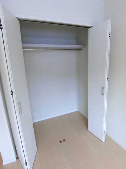 【収納】 | アンソレイユ鶴川4 | 洋室6.5帖のお部屋にあるクローゼットです！洋室それぞれのお部屋にクローゼットがあるのが嬉しいですね◎