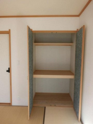 【収納】 | アンソレイユ鶴川4 | 和室6帖のお部屋にある押入れです！押入れは寝具など、かさ張りやすいものの収納にぴったり☆お部屋すっきり片付きます♪