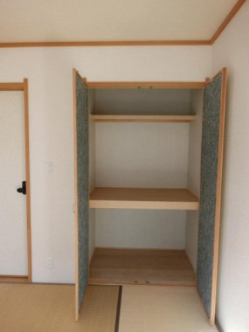 【収納】 | アンソレイユ鶴川4 | 和室6帖のお部屋にある押入れです！押入れは寝具など、かさ張りやすいものの収納にぴったり☆お部屋すっきり片付きます♪