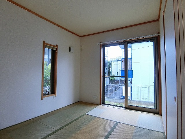 【和室】 | アンソレイユ鶴川4 | 1階・南向き和室6帖☆専用庭に繋がる二面採光の落ち着くお部屋です！和室は冬場はコタツでほっこり♪夏は意外と涼しくて使い勝手がいいんですよ♪