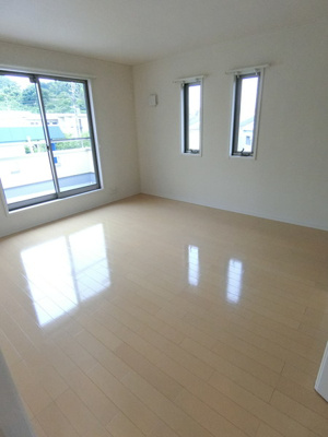 【洋室】 | アンソレイユ鶴川4 | 2階・南向き洋室9帖☆バルコニーに繋がる二面採光のお部屋です！ベッドを置いても充分広さがあります☆
