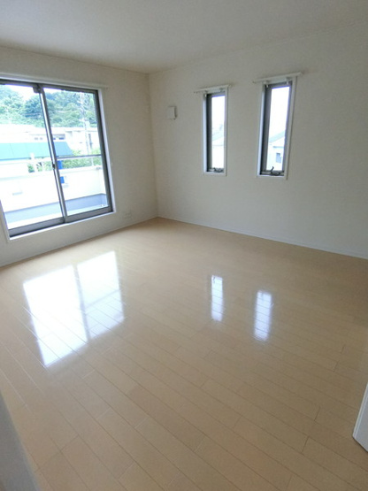 【洋室】 | アンソレイユ鶴川4 | 2階・南向き洋室9帖☆バルコニーに繋がる二面採光のお部屋です！ベッドを置いても充分広さがあります☆