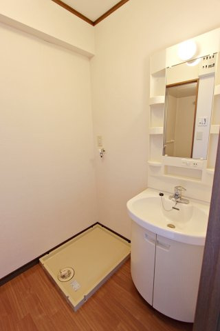 あきる野サンパレスの独立洗面台|洗面台と洗濯機置き場と脱衣所