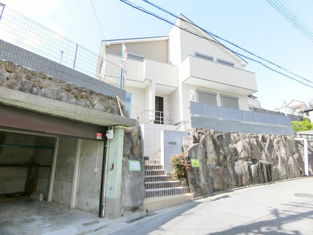 朝霧山手町 一戸建ての前面道路含む現地写真
