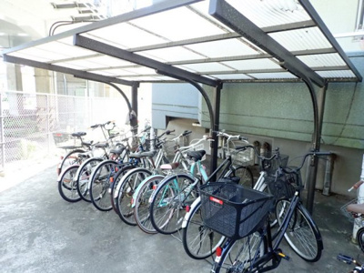 【その他共用部分】 | フォーレスト日吉 | 屋根付きの駐輪場で雨が降っても大切な自転車が濡れなくてすみますね♪駅から自転車もおすすめです！