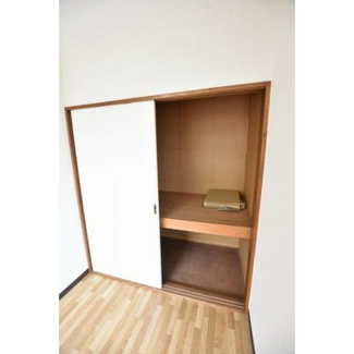 【収納】 | コーポ曙 | お部屋にはあるとうれしい収納スペースが。中には仕切りがあり、取り出しやすく、ちょっとした小物からお洋服まで便利に収納可能です。