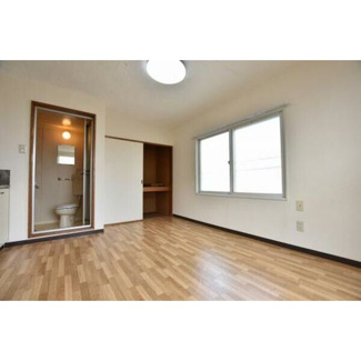 【寝室】 | コーポ曙 | お部屋は一人暮らしであればゆとりのある広々とした空間。家具を置いても窮屈を感じることはなさそう。インテリアなどの楽しみが広がります。