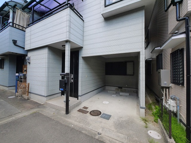 レジデンス富雄の駐車場