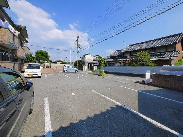 グリーンハウス（尼辻南町）の駐車場|駐車スペースもあります